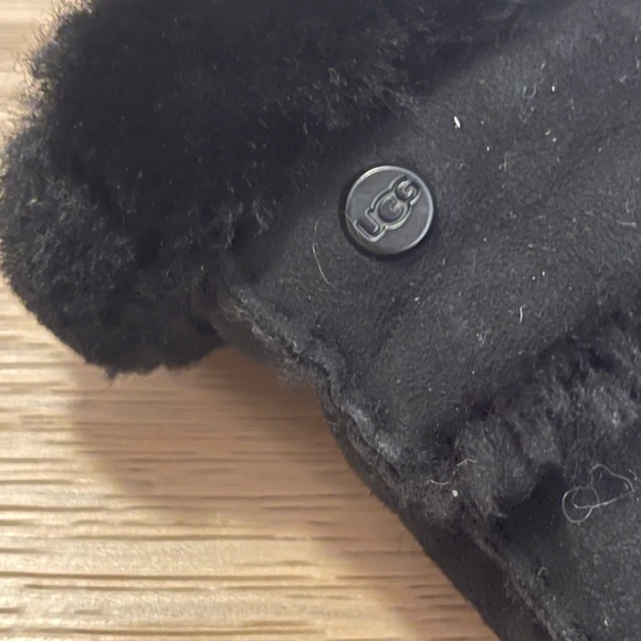 BLACK UGG SEAMED TECH GLOVE SHEEPSKIN - Picture 3 of 3